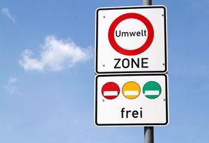 Verkehrsschilder, auf denen die drei Stufen rot, gelb und grün der Feinstaubplakette sowie ein Verbot "Umweltzone" abgebildet sind. © Daniel Ernst - Fotolia.com