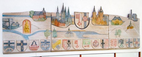 Die Wappentafel im Foyer zeigt zuoberst das Wappen des Kreises Soest und darunter die Wappen der dem Kreis angehörenden 14 Städte und Gemeinden. Foto: Kreis Soest/Weinstock