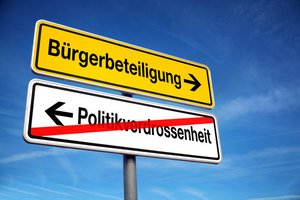 Schild "Bürgerbeteiligung" über Schild "Politikverdrossenheit". Foto: © Photo-K - Fotolia.