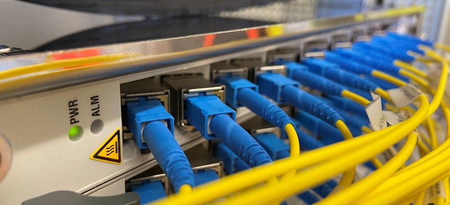 Kabel eines sogenannten Switchs für die Breitbandversorgung. Foto: Christoph Hellmann/Kreis Soest