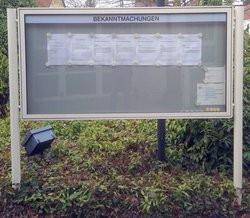 Bekanntmachungstafel mit Öffentlichen Zustellungen vor dem Kreishaus. Foto: Rainer Emmrich/Kreis Soest