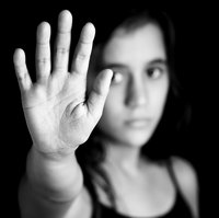 Mädchen mit ausgestreckter Hand als Stoppsignal. Foto: © kmiragaya - Fotolia.com