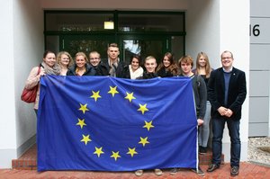 Zehn Schülerinnen und Schüler des Hubertus-Schwartz-Berufskollegs mit Christoph Niggemeier von der Europa-Agentur des Kreises Soest vor ihrer Abreise nach Südengland. Foto: HSBK