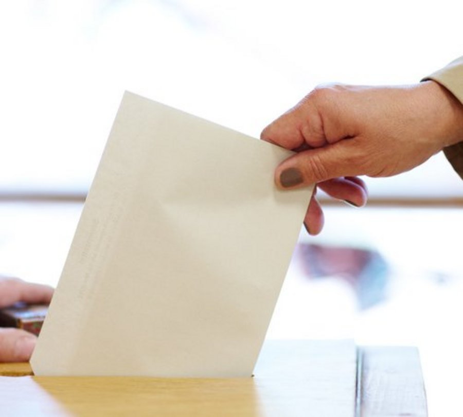 Hand mit Wahlzettel über der Wahlurne. Foto: © Christian Schwier - Fotolia