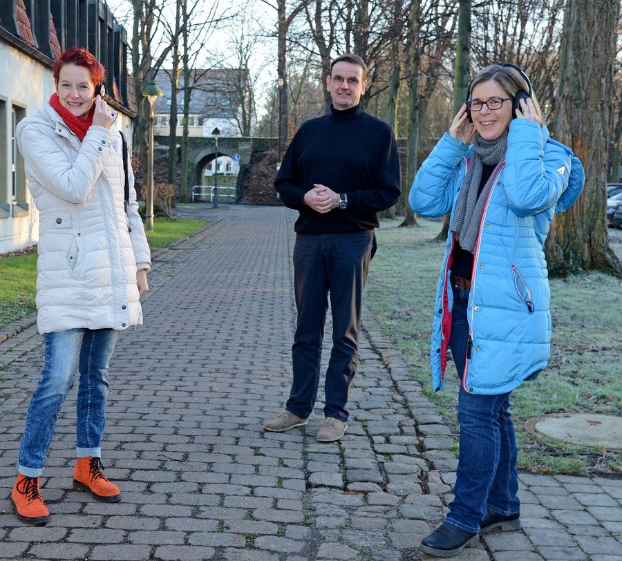 Menschen mit Kopfhörern. Foto: Birgit Kalle/Kreis Soest