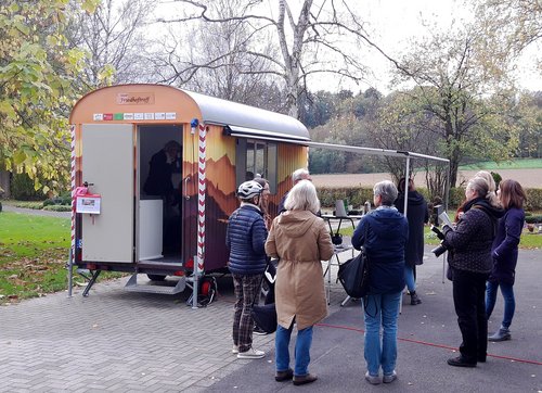 Mobiler Friedhofstreff im Bauwagen