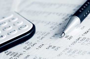 Finanzbuchhaltung, Taschenrechner und Kugelschreiber auf Papier. Foto: © Wrangler - Fotolia.com