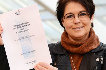 Michaela Schlummer mit dem Tätigkeitsbericht der WTG Behörde. Foto: Thomas Weinstock/Kreis Soest