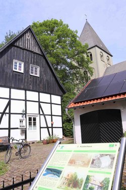 Bild zeigt Fachwerkhaus und Kirche in Weslarn.