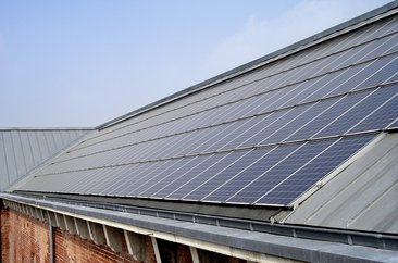 Solarzellen auf dem Dach von KonWerl. Foto: Thomas Weinstock/Kreis Soest
