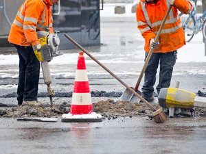 Straßenarbeiten mit Presslufthammer. Foto: © eyetronic - Fotolia.com