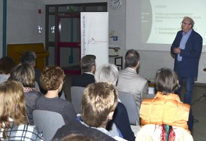 Prof. Dr. Wilhelm Schipper von der Uni Bielefeld führte im September 2015 die rund 50 Teilnehmerinnen und Teilnehmer der Auftaktveranstaltung in die Qualifizierungsreihe zur „Förderung rechenschwacher Schülerinnen und Schüler in der Grundschule“ ein.