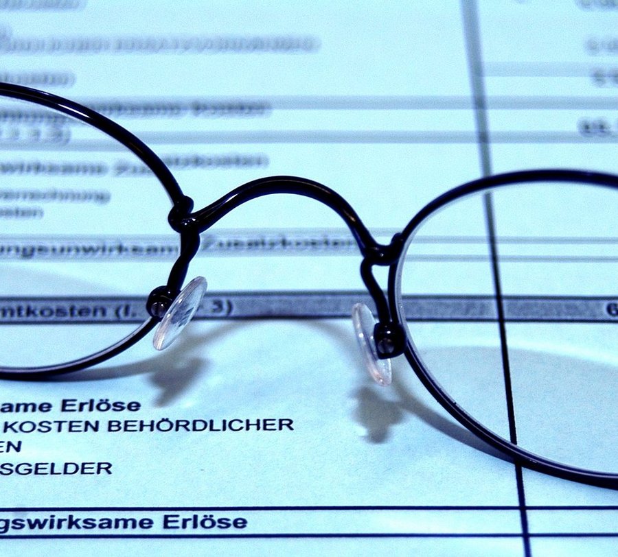 Brille auf Haushalt. Foto: Thomas Weinstock/Kreis Soest