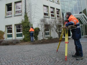 Mitarbeiter des Kreises bei einer Gebäudeeinmessung. Foto: Kreis Soest/Abteilung Liegenschaftskataster