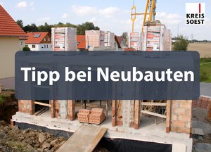 Im Hintergrund ist ein Neubau von einem Gebäude zu sehen. Im Vordergrund steht "Tipp bei Neubauten". Foto: Thomas Weinstock/ Kreis Soest