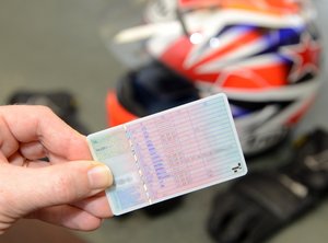 Führerschein, im Hintergrund ein Motorradhelm. Foto: Judith Wedderwille/Kreis Soest