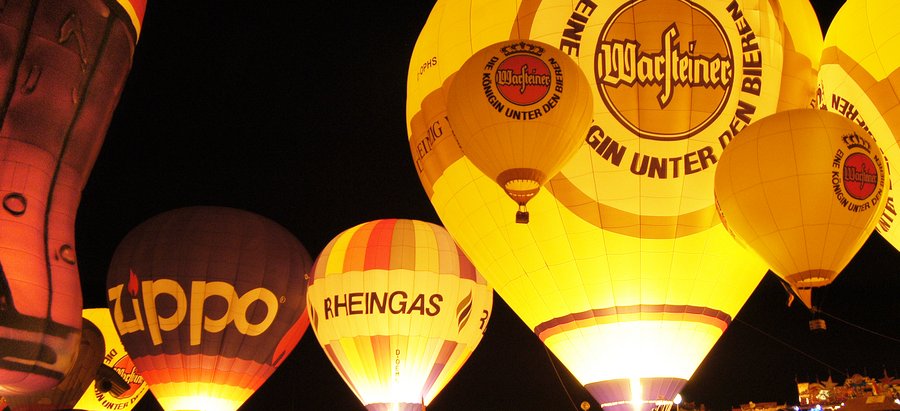 Hell erleuchtete Heissluftballons auf der Montgolfiade bei Nacht. Foto: Thomas Weinstock/Kreis Soest Hell erleuchtete Heissluftballons auf der Montgolfiade bei Nacht. Foto: Thomas Weinstock/Kreis Soest
