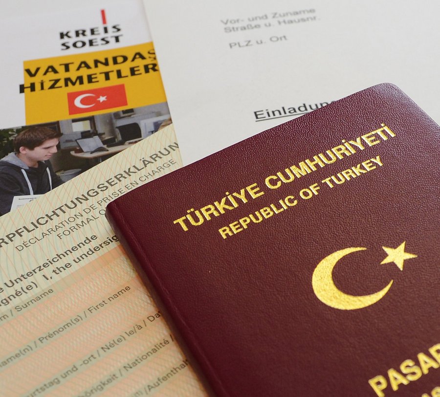 Pass und Formular Verpflichtungserklärung. Foto: Judith Wedderwille/Kreis Soest