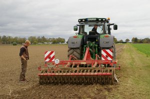 Landwirte bei der Feldarbeit. Ein Trecker abgebildet, wie er über ein Feld fährt.Foto: UNB/ Kreis Soest