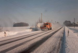 Ein Streuwagen befreit die verschneiten Straßen vom Schnee und streut. Foto: Jürgen Kühni/ Kreis Soest