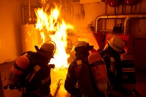 Feuerwehrleute üben das Löschen einer brennenden Heizung in einem Keller. Foto: Dirk Behrens/ Kreis Soest
