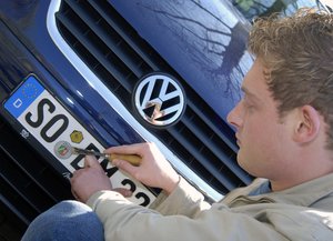 Mann vor seinem Auto mit Soester-Kennzeichen. Foto: Thomas Weinstock/Kreis Soest