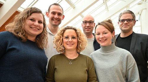 sechs Personen (Team Ausbildung) stehen im Foyer. Foto: S. Schulte-Nölle