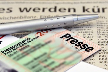 Symbolfoto Pressestelle: Presseausweis, Kugelschreiber und Zeitung. Foto: Thomas Weinstock/Kreis Soest