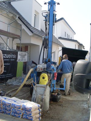 Arbeiter bohrt ein Loch für den Einbau einer Wärmepumpe. Foto: Markus Steiger/ Kreis Soest