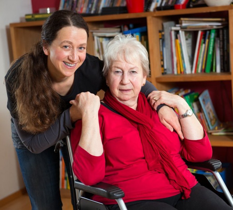Seniorin im Rollstuhl mit ihrer Tochter. Foto: © Firma V - Fotolia