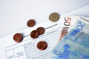 Geld auf Mietspiegel. Foto: © sinuswelle - Fotolia.com