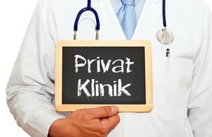 Arzt hält Tafel mit Beschriftung "Privat Klinik". Foto: © DOC RABE Media - Fotolia.com