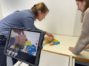 Die Teilnehmenden des Fachtags hatten die Möglichkeit, mit Hilfe verschiedener Materialien einen eigenen Stop-Motion-Film zu drehen. Foto: Caja Becke/ Medienzentrum Kreis Soest