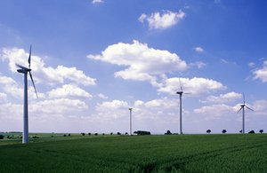 Windkraftanlagen wie diese auf der Haar bei Rüthen werden regelmäßig gemäß Bundes-Immissionsschutzgesetz kontrolliert. Foto: Thomas Weinstock/Kreis Soest