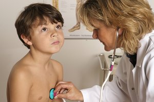 Ärztin untersucht Jungen. Foto: © MAST - Fotolia.com