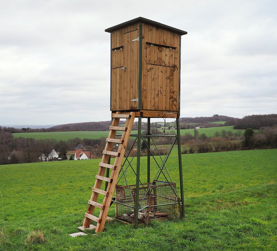 Hochsitz auf einem Feld. Foto: Mathias Keller/Kreis Soest