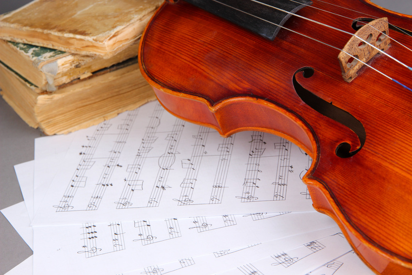 Die Geige wird auch Violine genannt. Das Geige spielen kannst Du in einer Musikschule lernen. Foto: Africa Studio - Fotolia